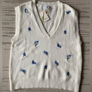 Frnch Paris NWT White Sweater V Neck Vest Size Medium With Flower Detailing Top